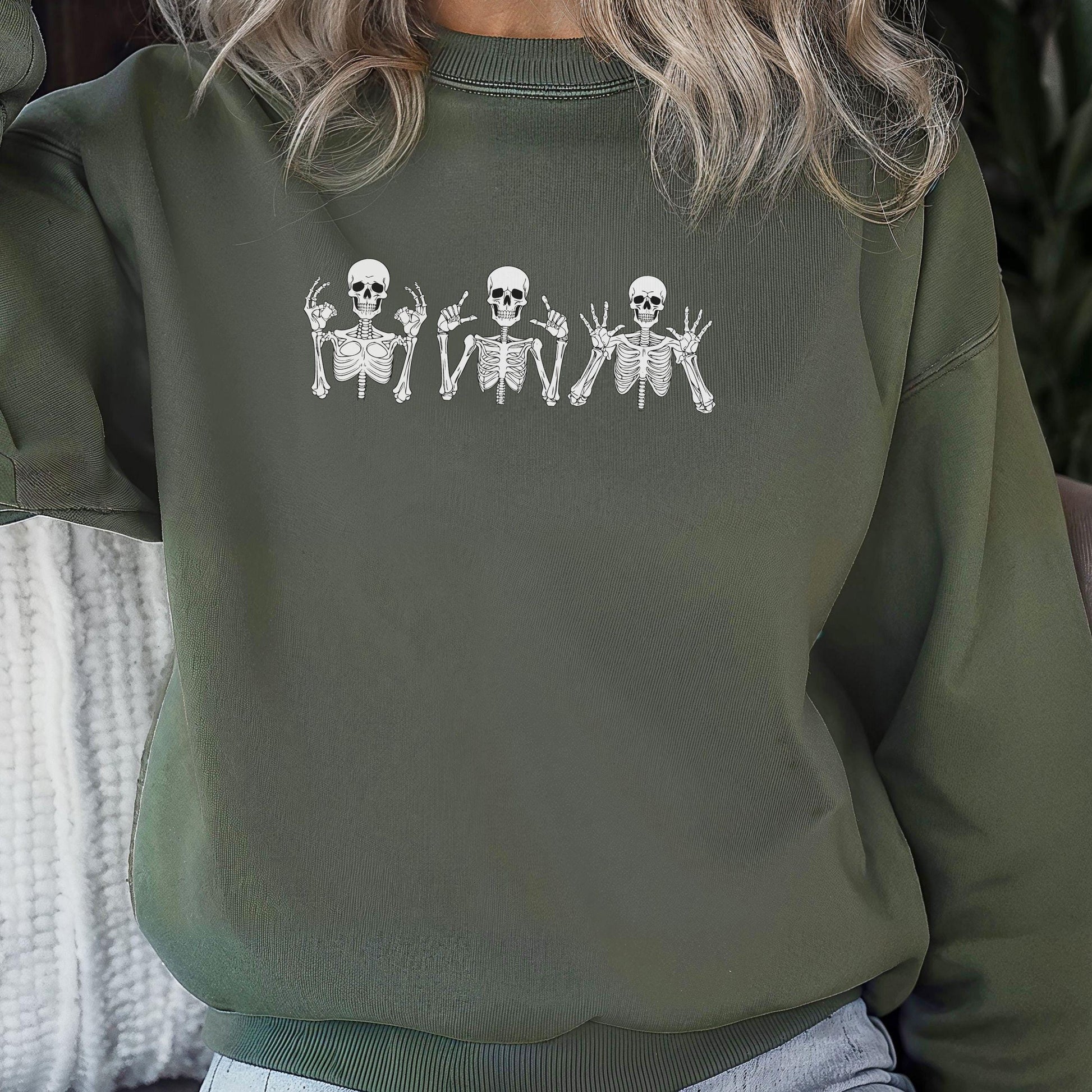 Introducing our latest crewneck sweatshirt, perfect for adding some Halloween style to your wardrobe! Made from soft and comfortable cotton, this sweatshirt is ideal for cozying up during the spooky season.